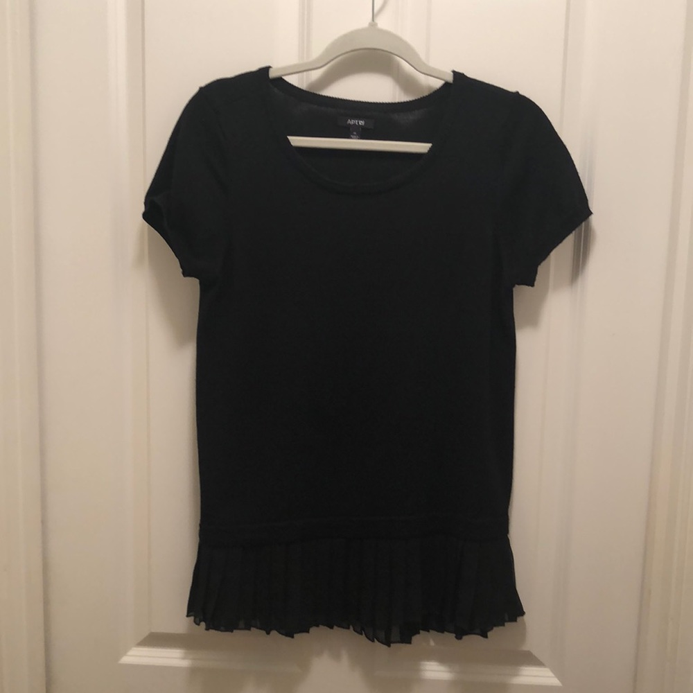 Short sleeve black sweater with pleated crepe bottom